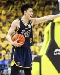 开云体育-挺身而出！胡明轩三节11投8中，三分7中4砍下20分4助攻